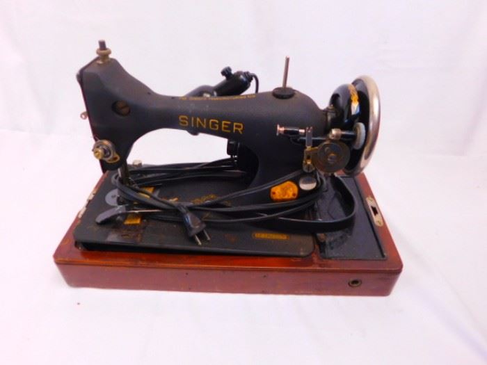 Singer sewing machine with wooden lid (not shown)
