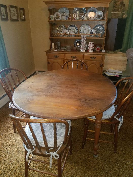 Primitive oak dining table with has 2 leaves & 6 chairs