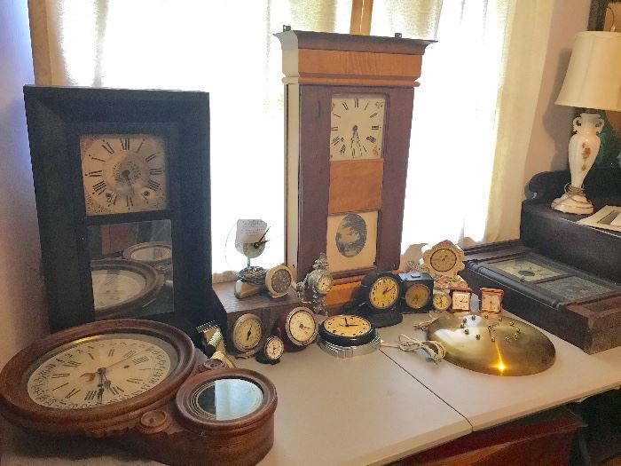 Many vintage clocks. 