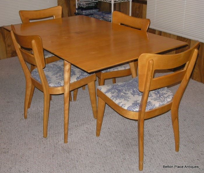 Paul McCobb Planner Group Mid Century 1950's era Drop Leaf Dining Table with Four Heywood Wakefield Chairs covered in Blue Toile, excellent condition, 