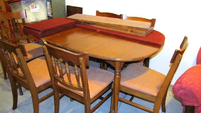 Dining set in cherry finish, with 6 chairs and 3 extra leaves.