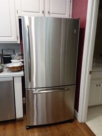 Profile GE bottom freezer Frig.  Nice!