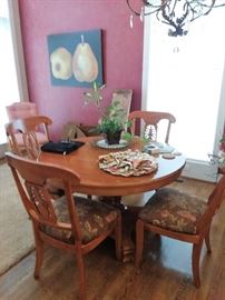 Dining table, nice...Oak?