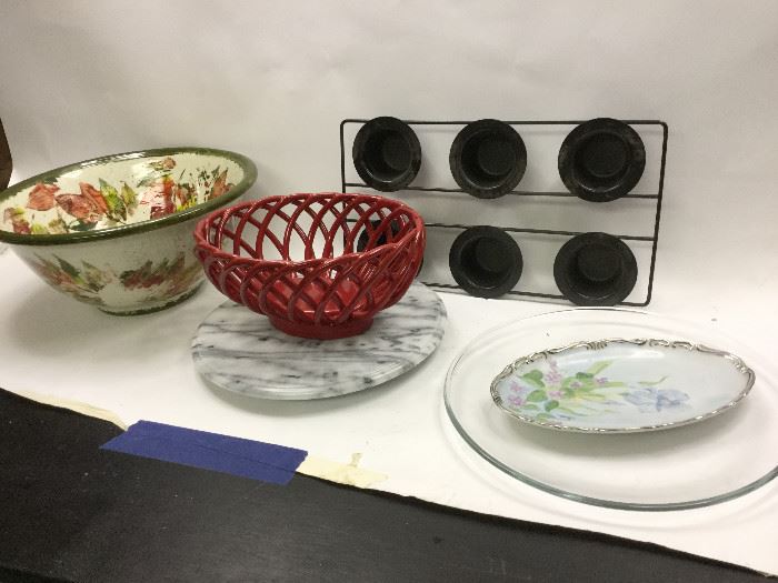 Serving Stuff (and a muffin tin) http://www.ctonlineauctions.com/detail.asp?id=750117