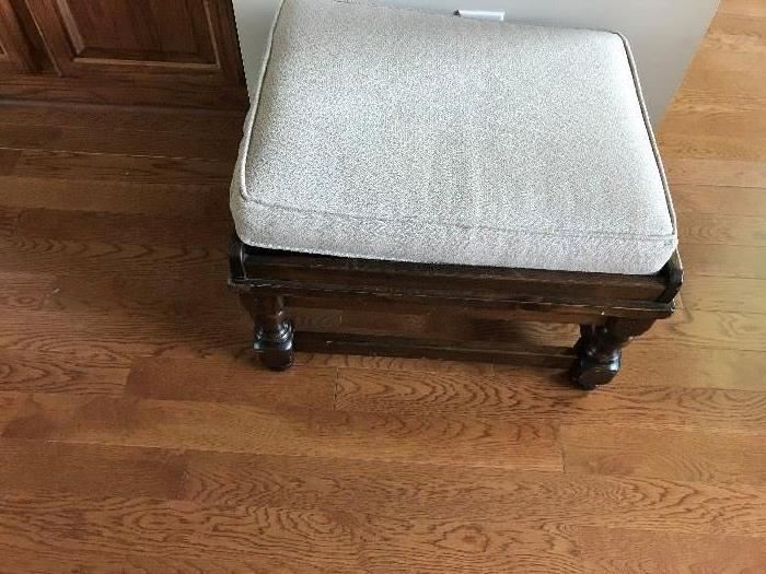 Ethan Allen ottoman with cushion or table without cushion