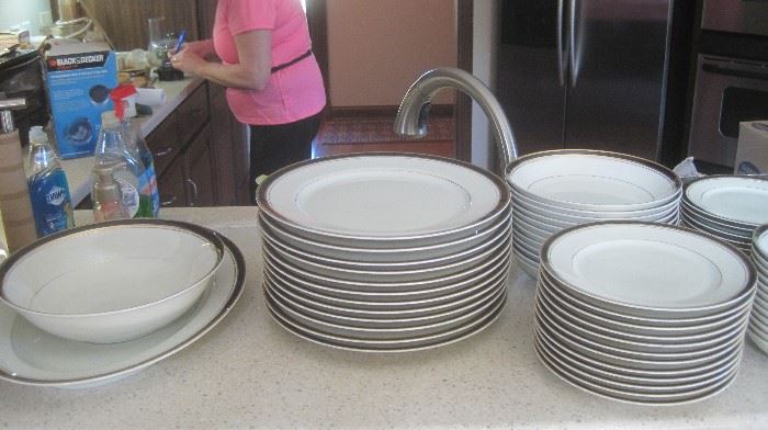 Seizan 'Onex Gold' china set- 12 dinner plates, 12 salad plates,12 cereal bowls, 12 desserts, 12 b/b, 12 saucers, 10 cups, cream/sugar, salt/pepper, gravy boat, platter, vegetable bowl 