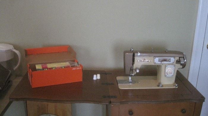 Pfaff vintage sewing machine & accessories