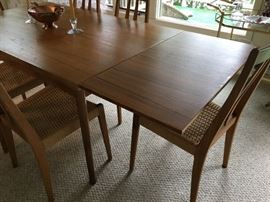 Showing leaf out on one end of table