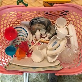 Lots of vintage toy kitchen dishes