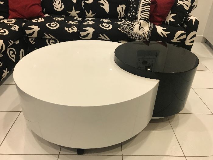 Contemporary Coffee table in black and white