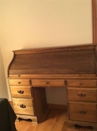 Pine Roll 𝖳𝗈𝗉 Desk