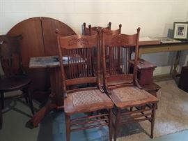 Round Oak Table with 4 chairs.
