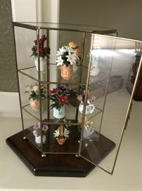TINY CURIO WITH PORCELAIN FLOWERS IN VASES
