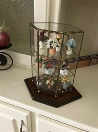 TINY CURIO WITH PORCELAIN FLOWERS IN VASES