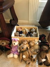 LARGE SELECTION OF BOYDS BEARS