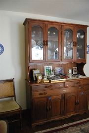 AMANA FURNITURE (Amish) stunning craftsmanship - china cabinet with matching table and 8 chairs
