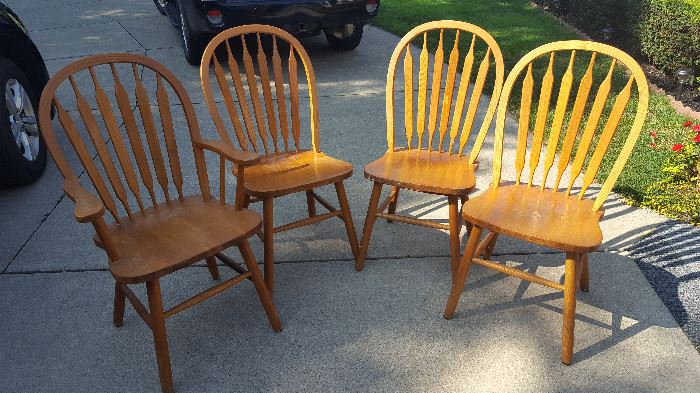 4 Oak Chairs+Pedestal Table, needs some freshening up