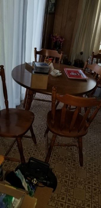 Kitchen table with 6 chairs and 2 leafs 