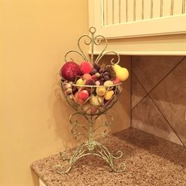 Standing wire fruit basket