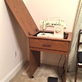 Sewing table with Singer Merritt 4525 machine