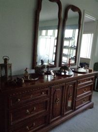 dresser w/mirror