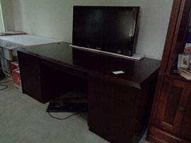 desk, flat screen TV