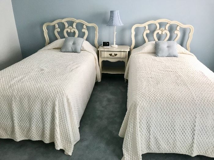 WHITE FRENCH PROV  TWIN BEDS