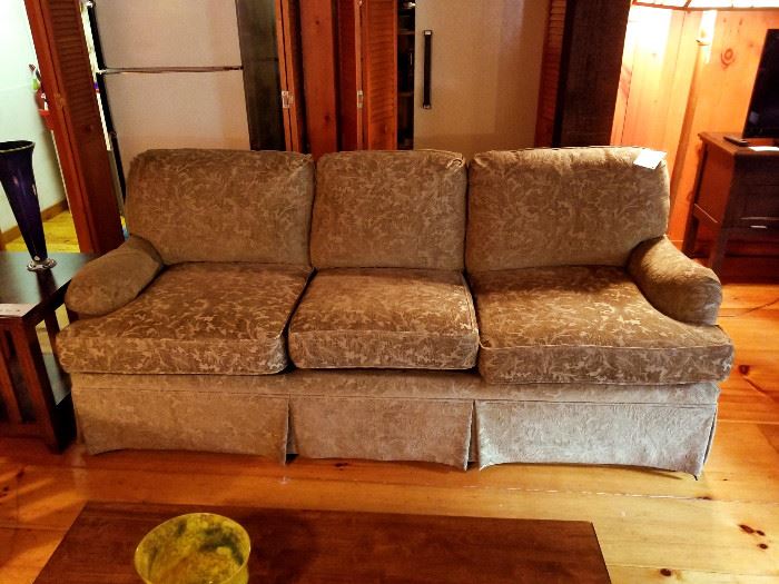 Lovely neutral Thomasville couch 