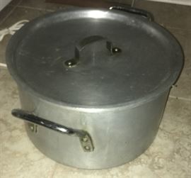Large aluminum gumbo pot
