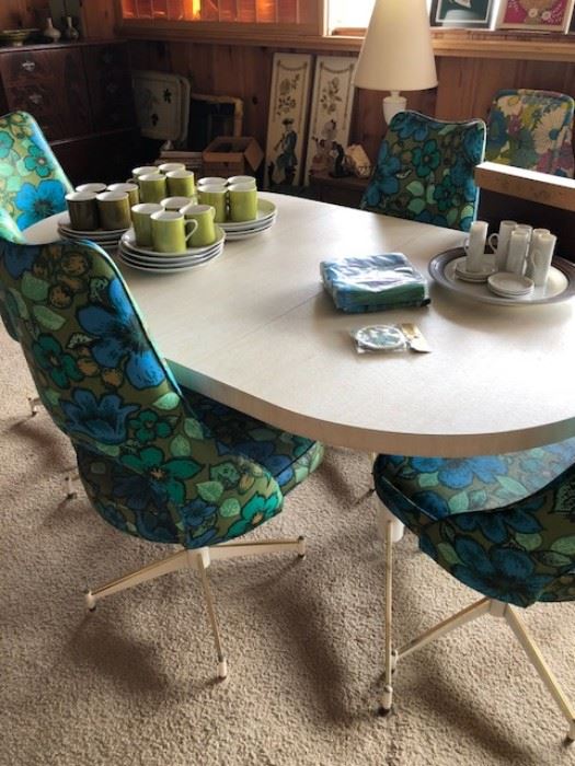 FABULOUS table and chairs - mint condition asking $1000