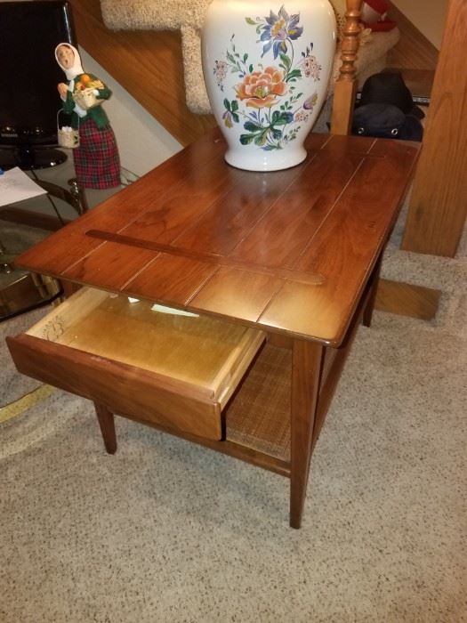 WOOD END TABLE WITH DRAWER