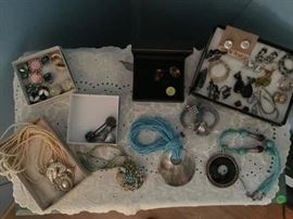 Costume jewelry (necklaces, bracelets, earrings, brooches, etc.)