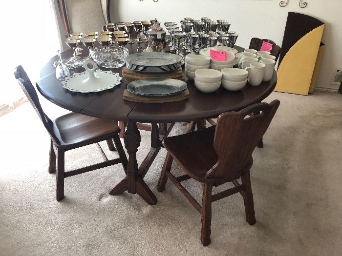 A Brandt Ranch oak dining table with 4 chairs