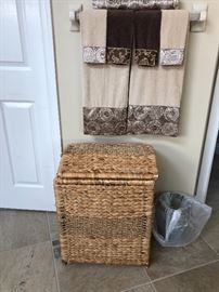 DECORATIVE TOWELS & BASKET 