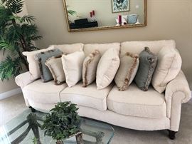 PRISTINE, LIKE NEW CREAMY WHITE FLEXSTEEL  LIVING ROOM SOFA WITH DECORATIVE PILLOWS 