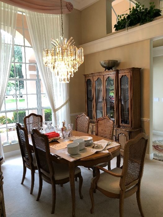 BEAUTIFUL THOMASVILLE DINING TABLE WITH 6 CANE BACKED UPHOLSTERED CHAIRS AND COORDINATING 2 PC HUTCH SO PRETTY