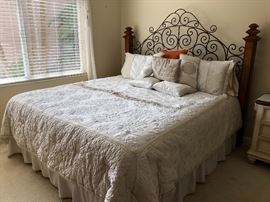 LIKE NEW HAVERTYS KING “TOMMY BAHAMA” LOOK BEDROOM SET .... AWESOME 