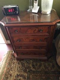 A PAIR OF 4 DRAWER BURL WOOD FACED NIGHTSTANDS 