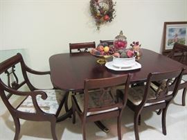 Duncan Phyfe Dining room set with 6 Harp back chairs, 2 leaves