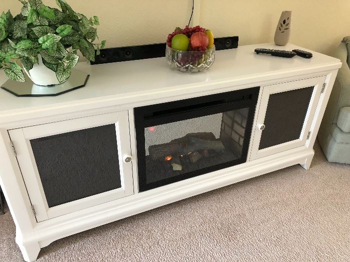 Is that a fire place in that entertainment unit ??