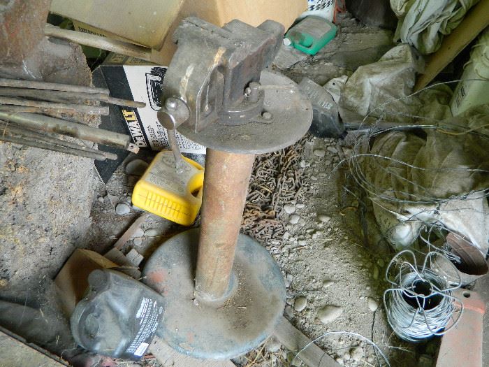Vise for a blacksmth operation on a strong metal base