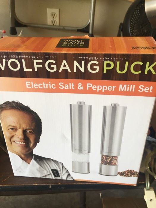 Wolfgang electric salt and pepper mill set