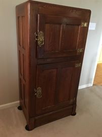 Antique ice box, completely restored. Beautiful piece