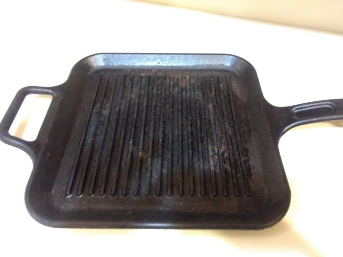 $15.00 The Lodge cast iron griddle pan 