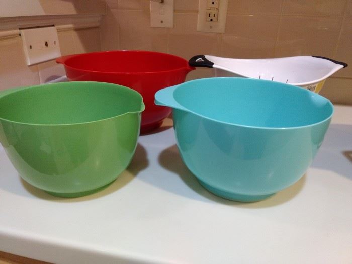 $8.00 Kitchen Bowl lot. 1 colander and set of 3 nesting bowls.  