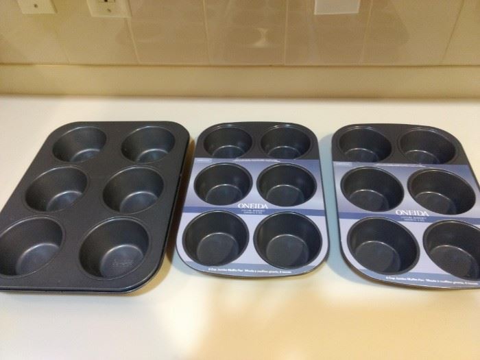 $15.00 Muffin tins. Lot of 4-2 Oneida (New with Tag), 1 Chicago Metallic, 1 UKN