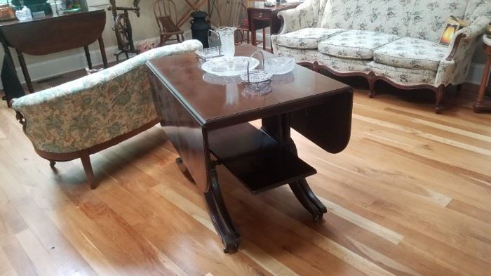 Drop leaf Duncan Phyfe style table with leaf