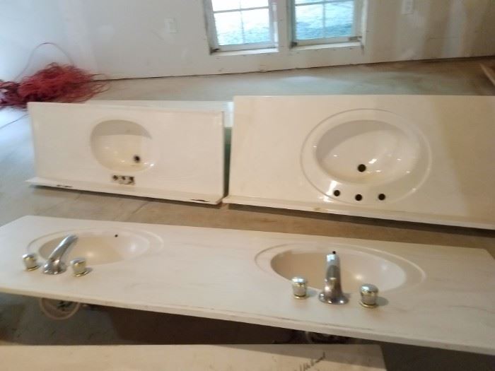 Many sinks available