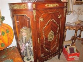 Curved glass compartment each side