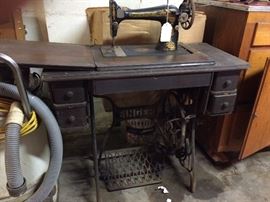 1925 Singer Treadle sewing machine.  AA609700